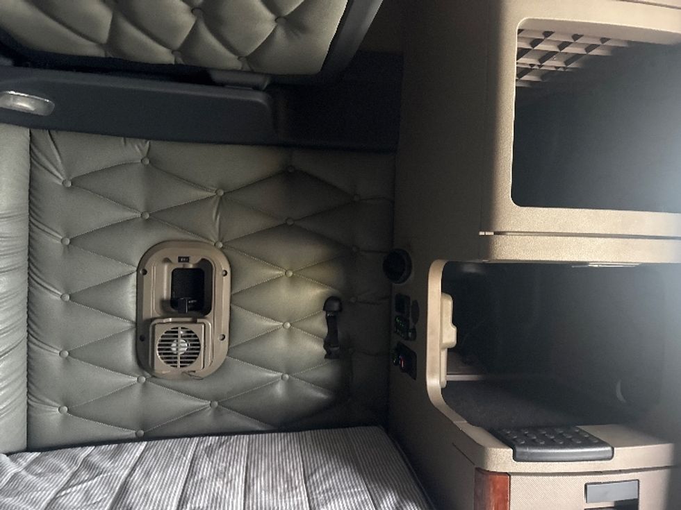 Sleeper Tractor-Heavy Duty Tractors-Freightliner-2018-Cascadia 11364ST-Greeley-CO-388,291\n\t\tmiles-$ 56,500 - Image 18