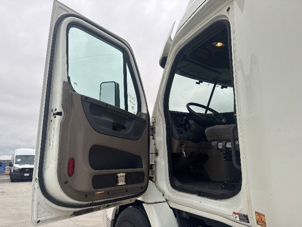 Sleeper Tractor-Heavy Duty Tractors-Freightliner-2018-Cascadia 11364ST-Greeley-CO-388,291\n\t\tmiles-$ 56,500 - Image 9