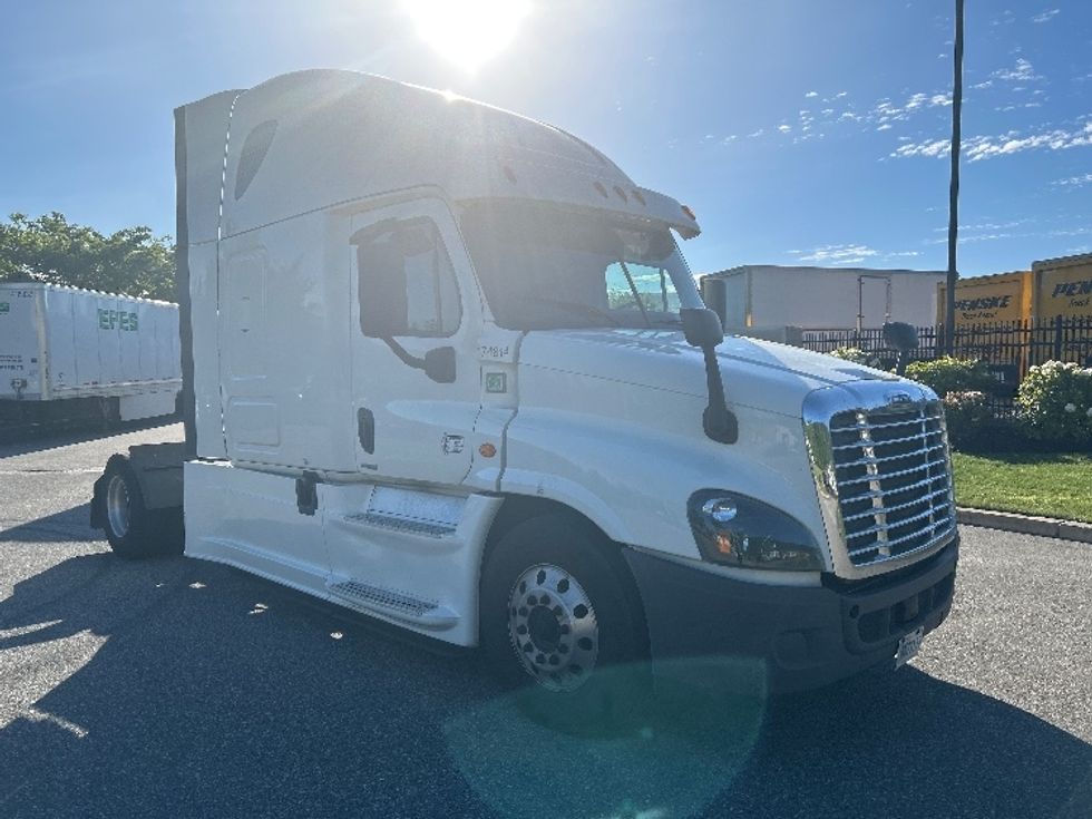 Sleeper Tractor-Heavy Duty Tractors-Freightliner-2018-Cascadia 12542ST-Fitchburg-MA-404,558\n\t\tmiles-$ 45,000 - Image 1
