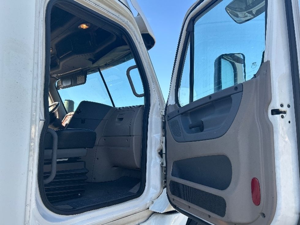 Sleeper Tractor-Heavy Duty Tractors-Freightliner-2018-Cascadia 12542ST-Fitchburg-MA-404,558\n\t\tmiles-$ 45,000 - Image 13