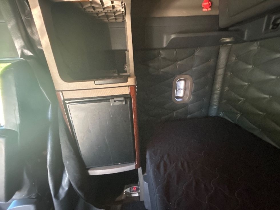 Sleeper Tractor-Heavy Duty Tractors-Freightliner-2018-Cascadia 12542ST-Fitchburg-MA-404,558\n\t\tmiles-$ 45,000 - Image 19