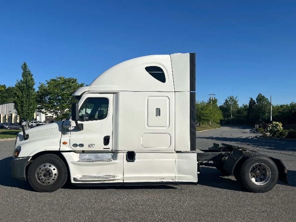 Sleeper Tractor-Heavy Duty Tractors-Freightliner-2018-Cascadia 12542ST-Fitchburg-MA-404,558\n\t\tmiles-$ 45,000 - Image 4