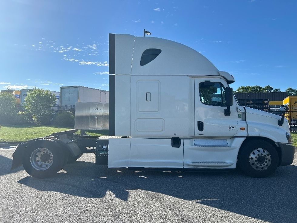 Sleeper Tractor-Heavy Duty Tractors-Freightliner-2018-Cascadia 12542ST-Fitchburg-MA-404,558\n\t\tmiles-$ 45,000 - Image 8