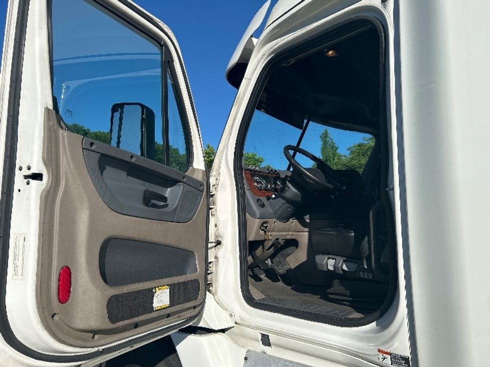 Sleeper Tractor-Heavy Duty Tractors-Freightliner-2018-Cascadia 12542ST-Fitchburg-MA-404,558\n\t\tmiles-$ 45,000 - Image 9