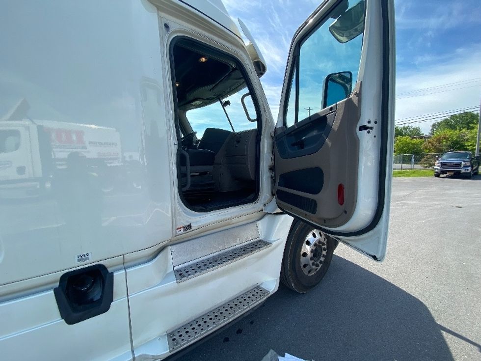 Sleeper Tractor-Heavy Duty Tractors-Freightliner-2018-Cascadia 12542ST-Liverpool-NY-459,035\n\t\tmiles-$ 51,750 - Image 13