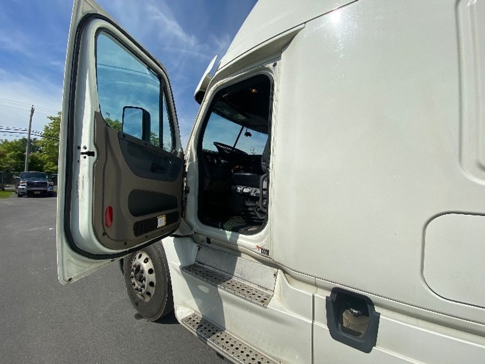 Sleeper Tractor-Heavy Duty Tractors-Freightliner-2018-Cascadia 12542ST-Liverpool-NY-459,035\n\t\tmiles-$ 51,750 - Image 9