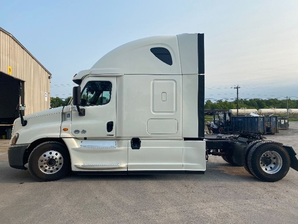 Sleeper Tractor-Heavy Duty Tractors-Freightliner-2018-Cascadia 12542ST-Minoa-NY-598,579\n\t\tmiles-$ 46,500 - Image 4