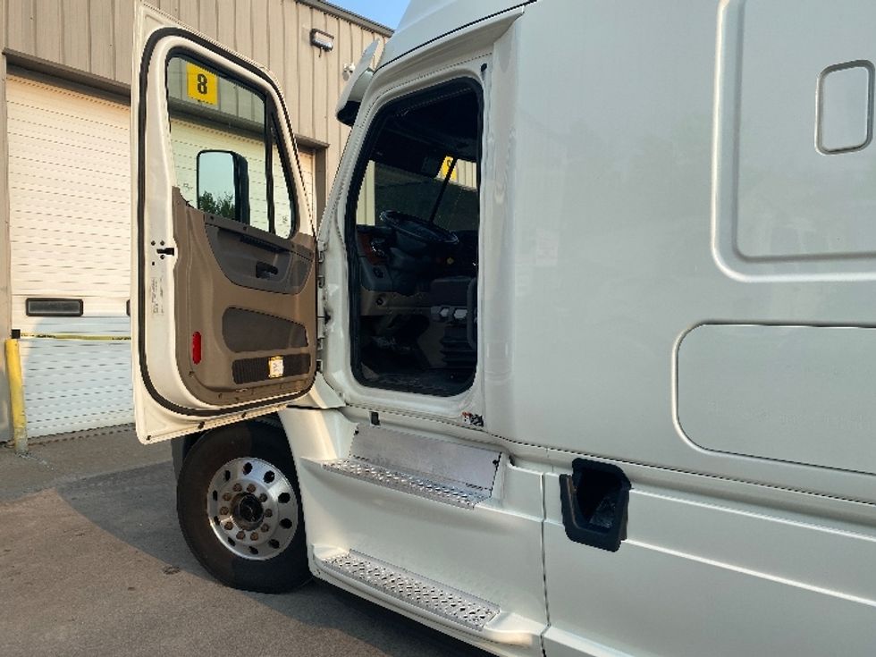 Sleeper Tractor-Heavy Duty Tractors-Freightliner-2018-Cascadia 12542ST-Minoa-NY-598,579\n\t\tmiles-$ 46,500 - Image 9