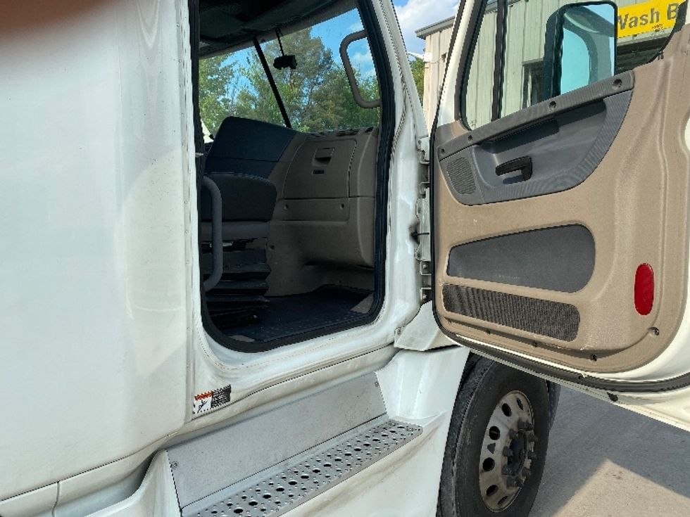 Sleeper Tractor-Heavy Duty Tractors-Freightliner-2018-Cascadia 12542ST-Minoa-NY-664,446\n\t\tmiles-$ 42,500 - Image 13