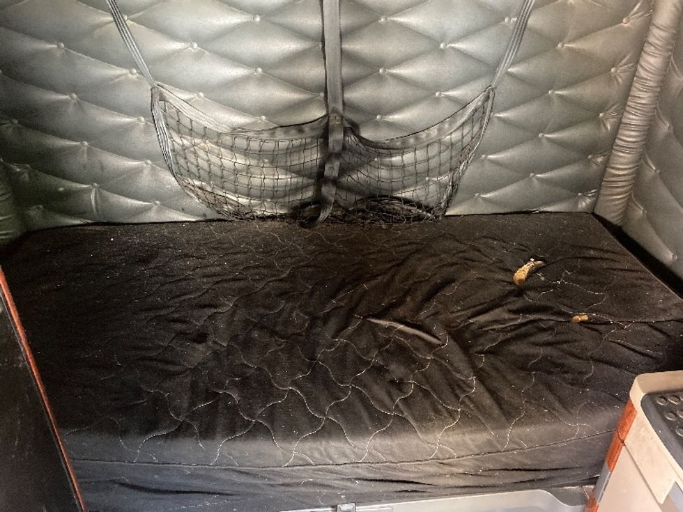 Sleeper Tractor-Heavy Duty Tractors-Freightliner-2018-Cascadia 12542ST-Minoa-NY-664,446\n\t\tmiles-$ 42,500 - Image 16