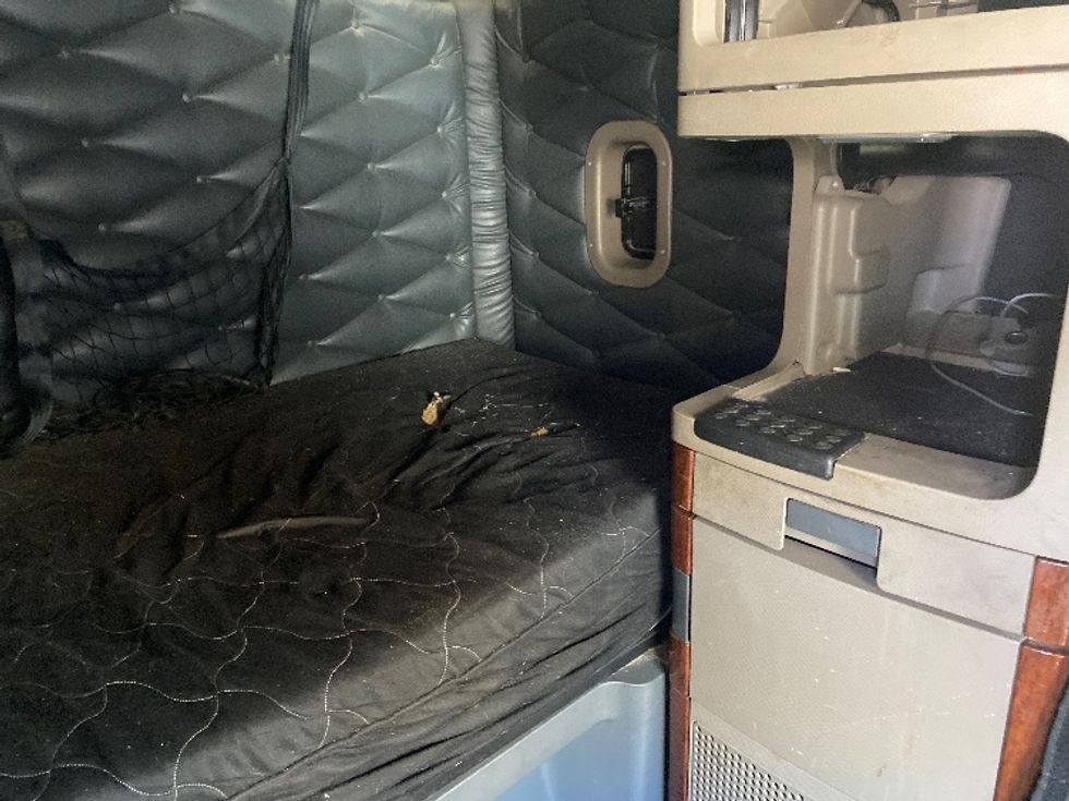 Sleeper Tractor-Heavy Duty Tractors-Freightliner-2018-Cascadia 12542ST-Minoa-NY-664,446\n\t\tmiles-$ 42,500 - Image 17