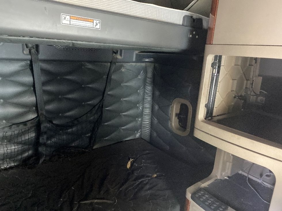 Sleeper Tractor-Heavy Duty Tractors-Freightliner-2018-Cascadia 12542ST-Minoa-NY-664,446\n\t\tmiles-$ 42,500 - Image 18