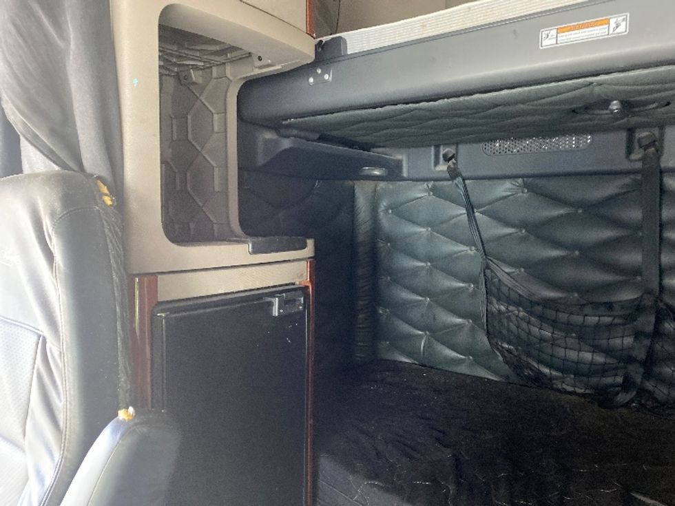 Sleeper Tractor-Heavy Duty Tractors-Freightliner-2018-Cascadia 12542ST-Minoa-NY-664,446\n\t\tmiles-$ 42,500 - Image 19