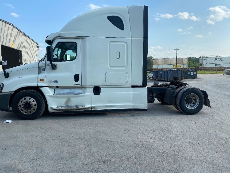 Sleeper Tractor-Heavy Duty Tractors-Freightliner-2018-Cascadia 12542ST-Minoa-NY-664,446\n\t\tmiles-$ 42,500 - Image 4