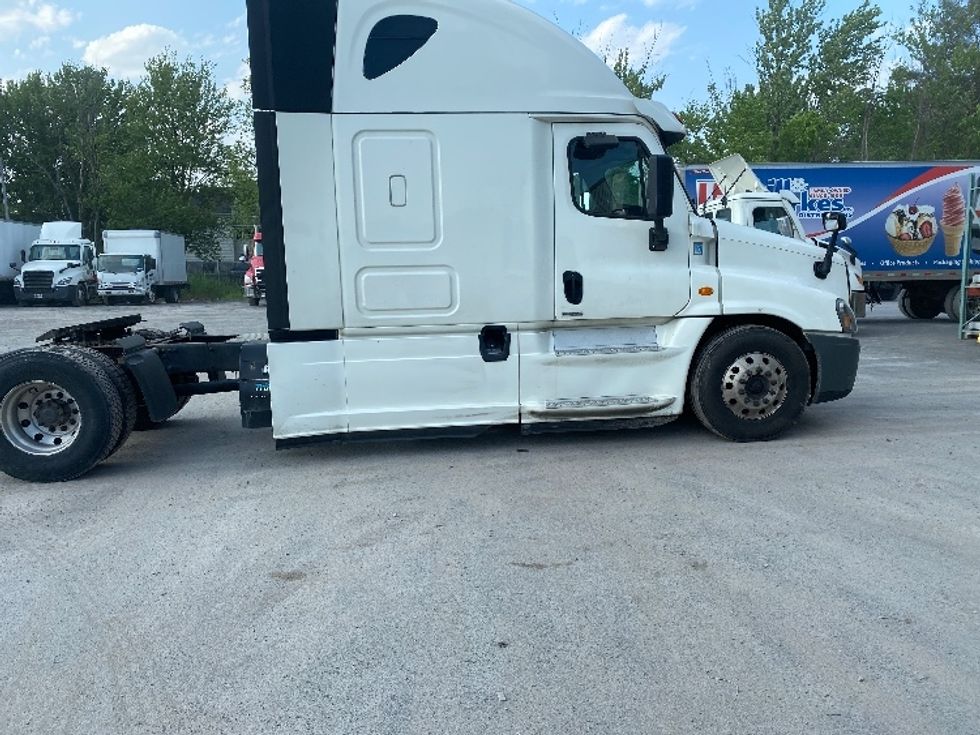Sleeper Tractor-Heavy Duty Tractors-Freightliner-2018-Cascadia 12542ST-Minoa-NY-664,446\n\t\tmiles-$ 42,500 - Image 8