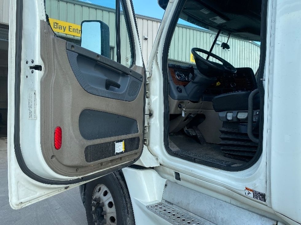 Sleeper Tractor-Heavy Duty Tractors-Freightliner-2018-Cascadia 12542ST-Minoa-NY-664,446\n\t\tmiles-$ 42,500 - Image 9