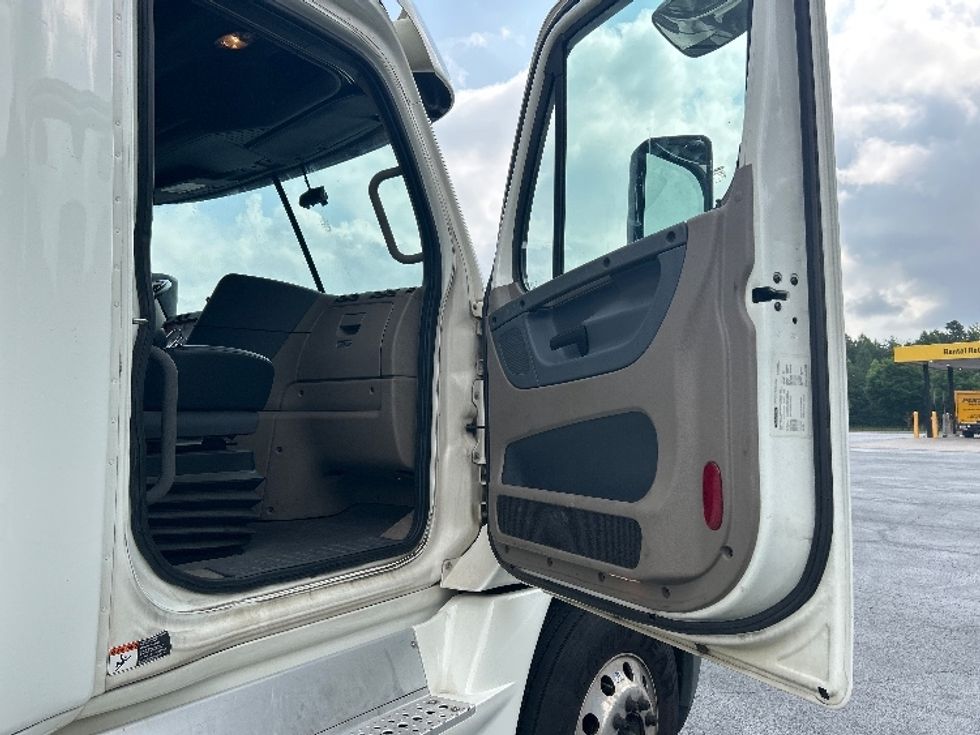 Sleeper Tractor-Heavy Duty Tractors-Freightliner-2018-Cascadia 12542ST-Winston Salem-NC-487,020\n\t\tmiles-$ 49,000 - Image 13