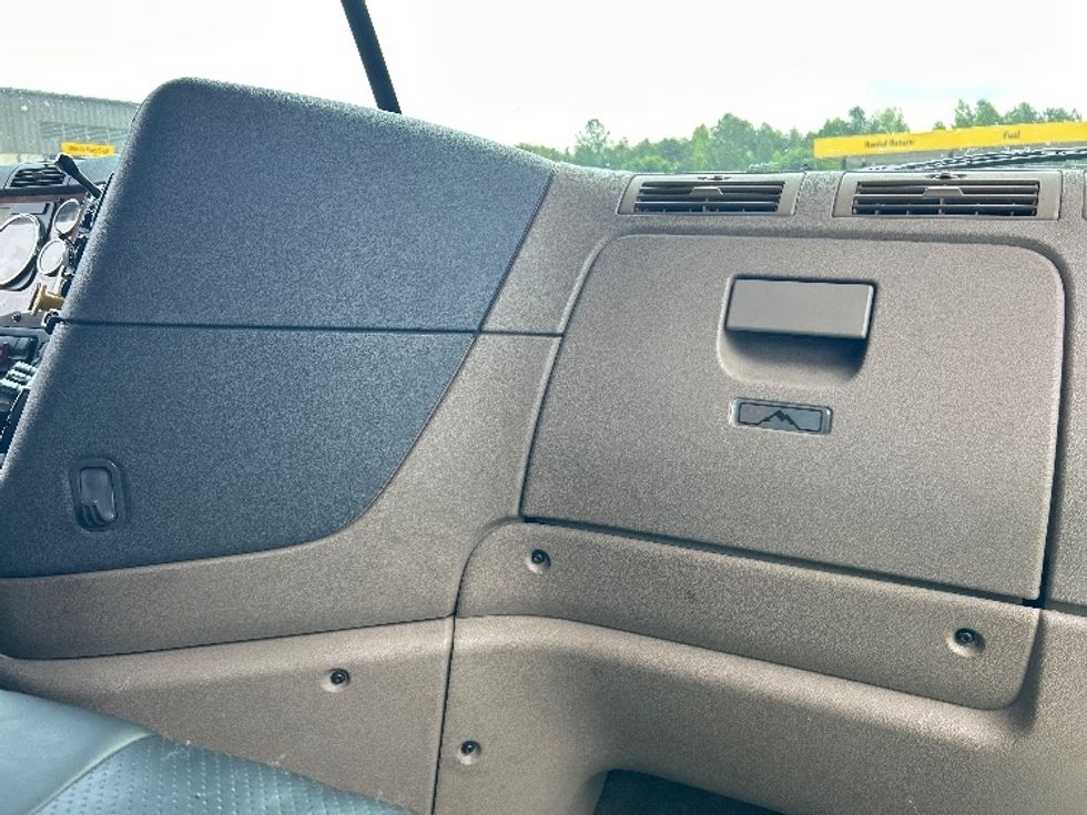 Sleeper Tractor-Heavy Duty Tractors-Freightliner-2018-Cascadia 12542ST-Winston Salem-NC-487,020\n\t\tmiles-$ 49,000 - Image 14