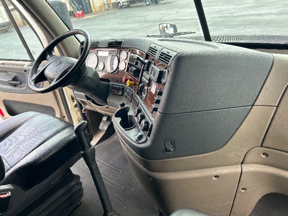 Sleeper Tractor-Heavy Duty Tractors-Freightliner-2018-Cascadia 12542ST-Winston Salem-NC-487,020\n\t\tmiles-$ 49,000 - Image 15