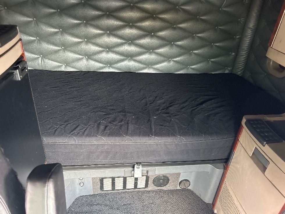 Sleeper Tractor-Heavy Duty Tractors-Freightliner-2018-Cascadia 12542ST-Winston Salem-NC-487,020\n\t\tmiles-$ 49,000 - Image 16