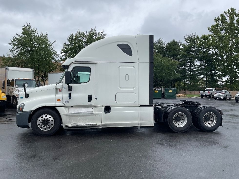 2018 Freightliner Cascadia 12564ST Sleeper Tractor