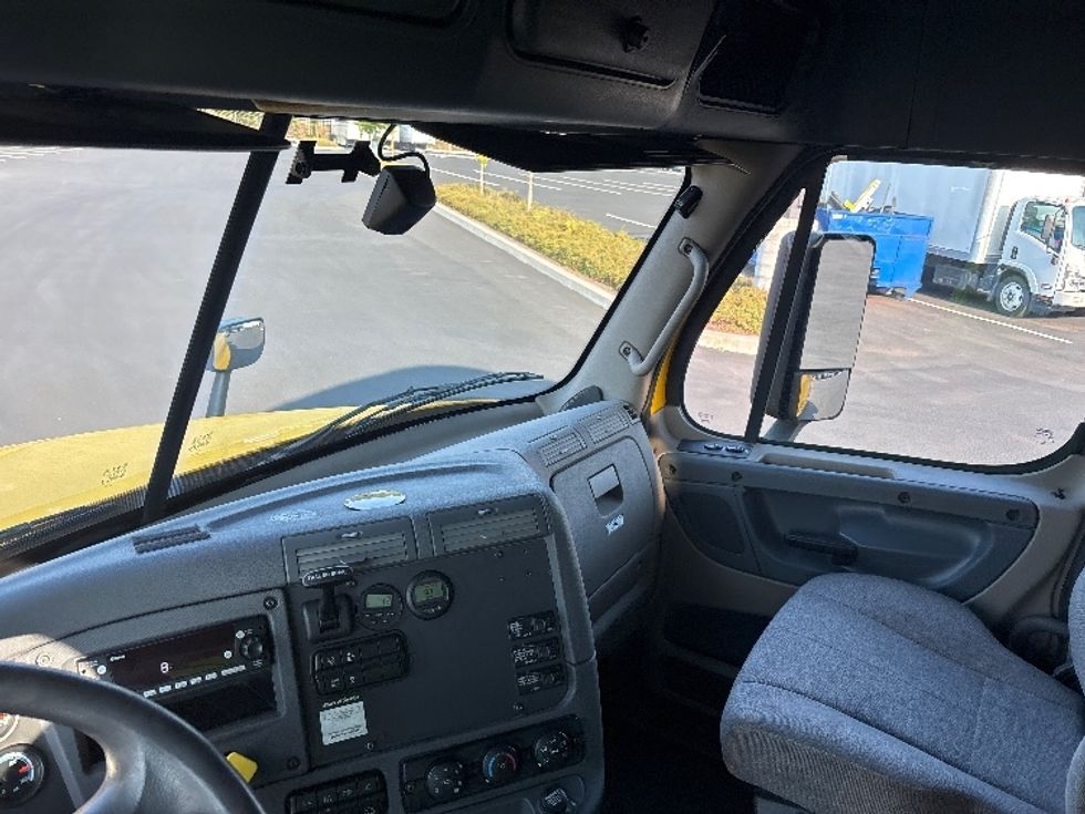 Sleeper Tractor-Heavy Duty Tractors-Freightliner-2018-Cascadia 12564ST-Everett-WA-567,985\n\t\tmiles-$ 47,000 - Image 10