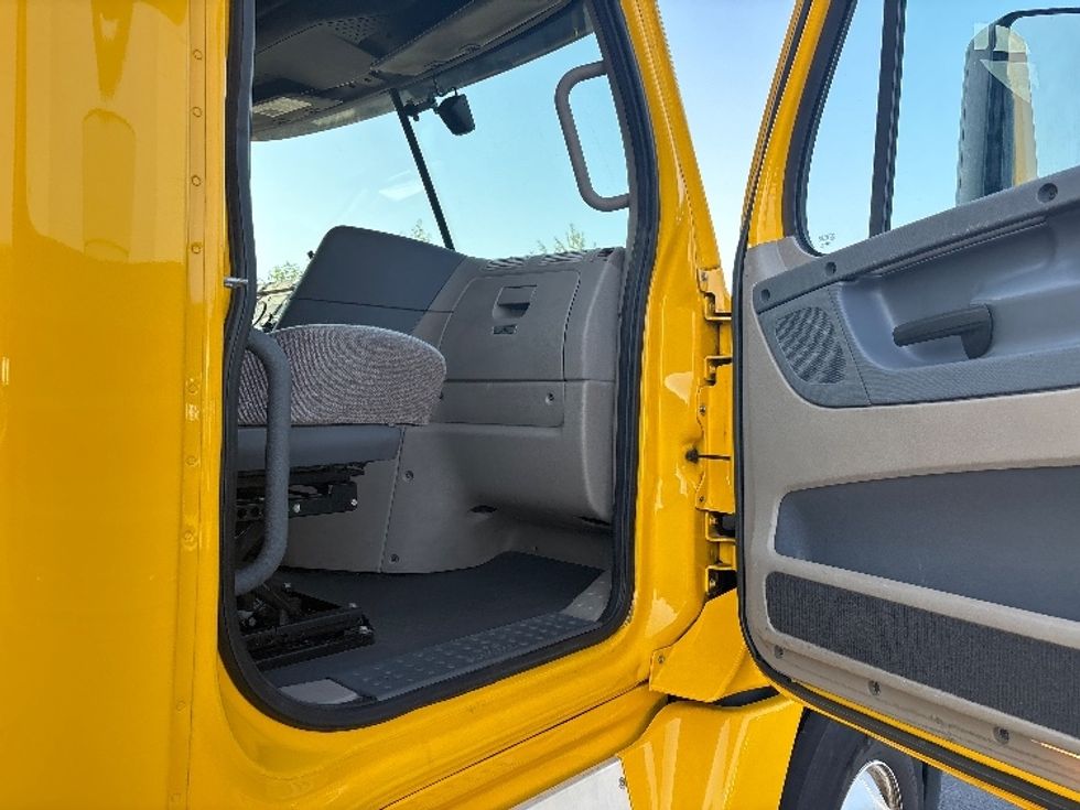 Sleeper Tractor-Heavy Duty Tractors-Freightliner-2018-Cascadia 12564ST-Everett-WA-567,985\n\t\tmiles-$ 47,000 - Image 13
