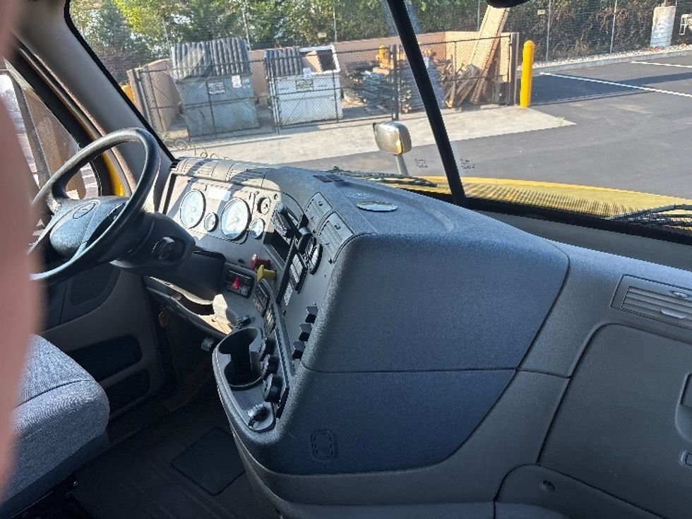 Sleeper Tractor-Heavy Duty Tractors-Freightliner-2018-Cascadia 12564ST-Everett-WA-567,985\n\t\tmiles-$ 47,000 - Image 15
