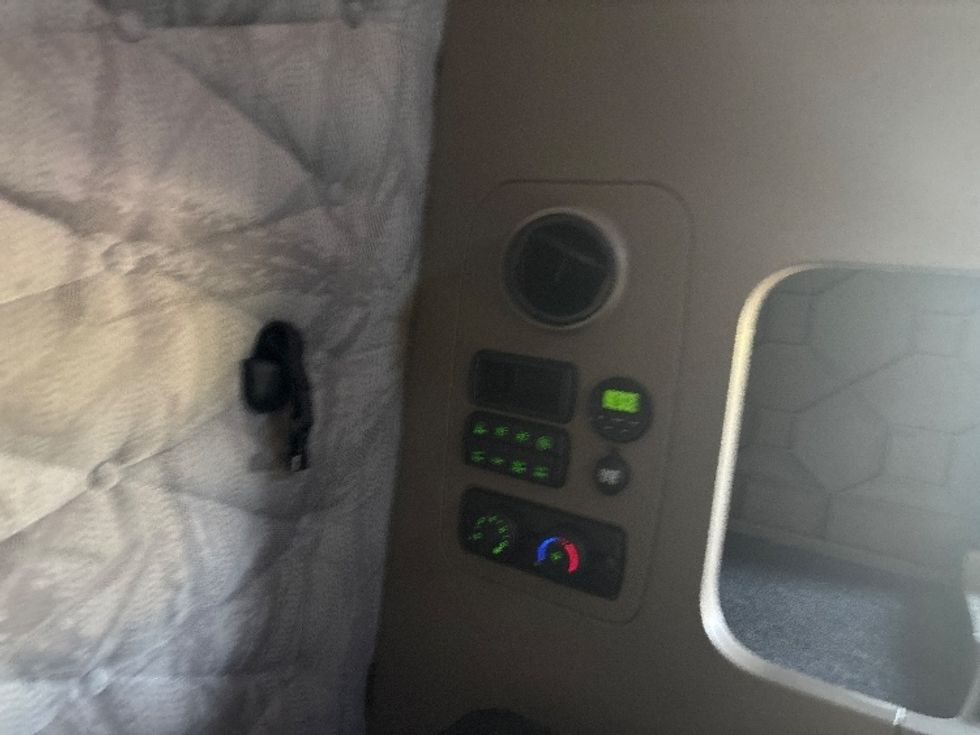 Sleeper Tractor-Heavy Duty Tractors-Freightliner-2018-Cascadia 12564ST-Everett-WA-567,985\n\t\tmiles-$ 47,000 - Image 18
