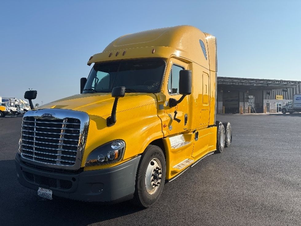 Sleeper Tractor-Heavy Duty Tractors-Freightliner-2018-Cascadia 12564ST-Everett-WA-567,985\n\t\tmiles-$ 47,000 - Image 3