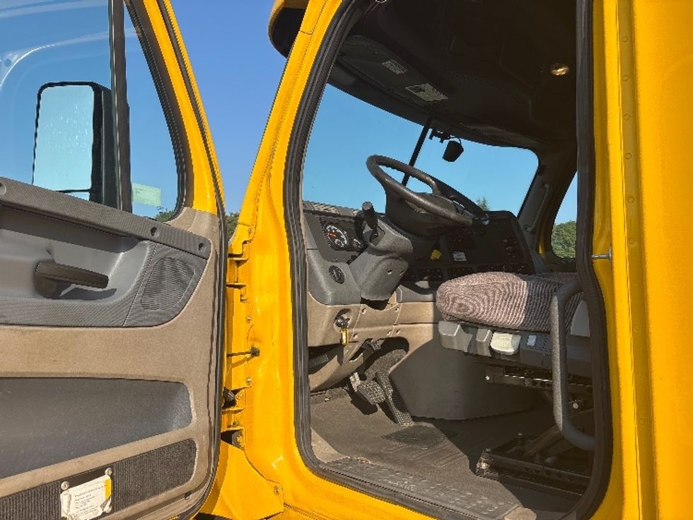 Sleeper Tractor-Heavy Duty Tractors-Freightliner-2018-Cascadia 12564ST-Everett-WA-567,985\n\t\tmiles-$ 47,000 - Image 9