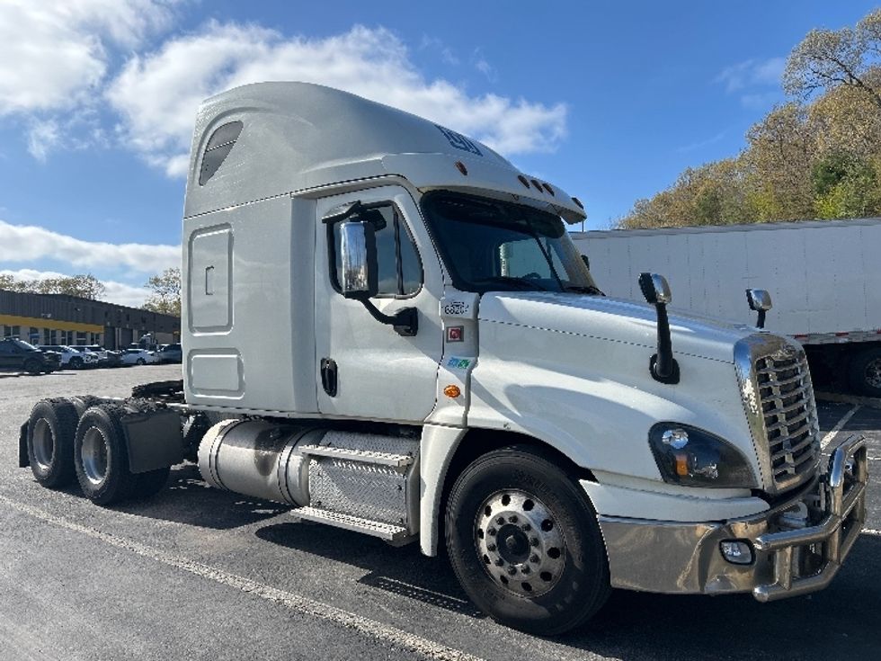 Sleeper Tractor-Heavy Duty Tractors-Freightliner-2018-Cascadia 12564ST-Fitchburg-MA-498,708\n\t\tmiles-$ 49,250 - Image 1