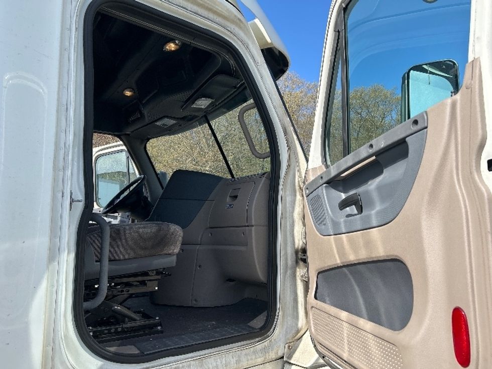 Sleeper Tractor-Heavy Duty Tractors-Freightliner-2018-Cascadia 12564ST-Fitchburg-MA-498,708\n\t\tmiles-$ 49,250 - Image 13