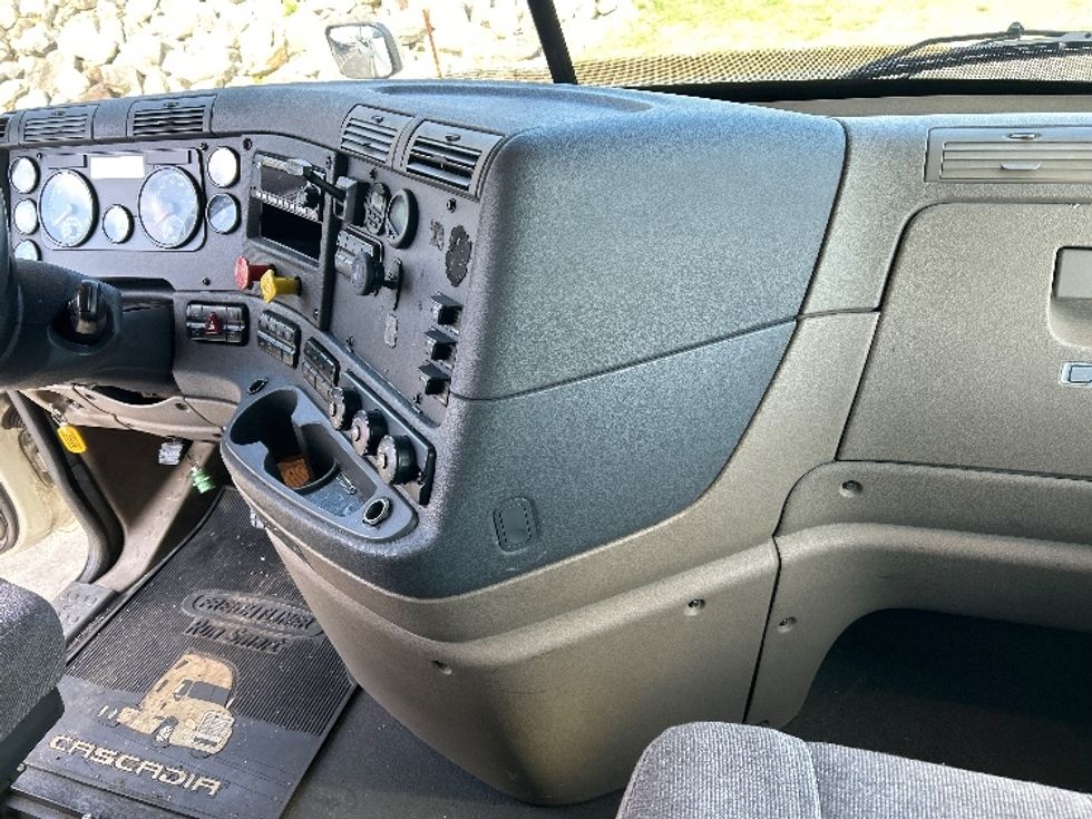 Sleeper Tractor-Heavy Duty Tractors-Freightliner-2018-Cascadia 12564ST-Fitchburg-MA-498,708\n\t\tmiles-$ 49,250 - Image 15