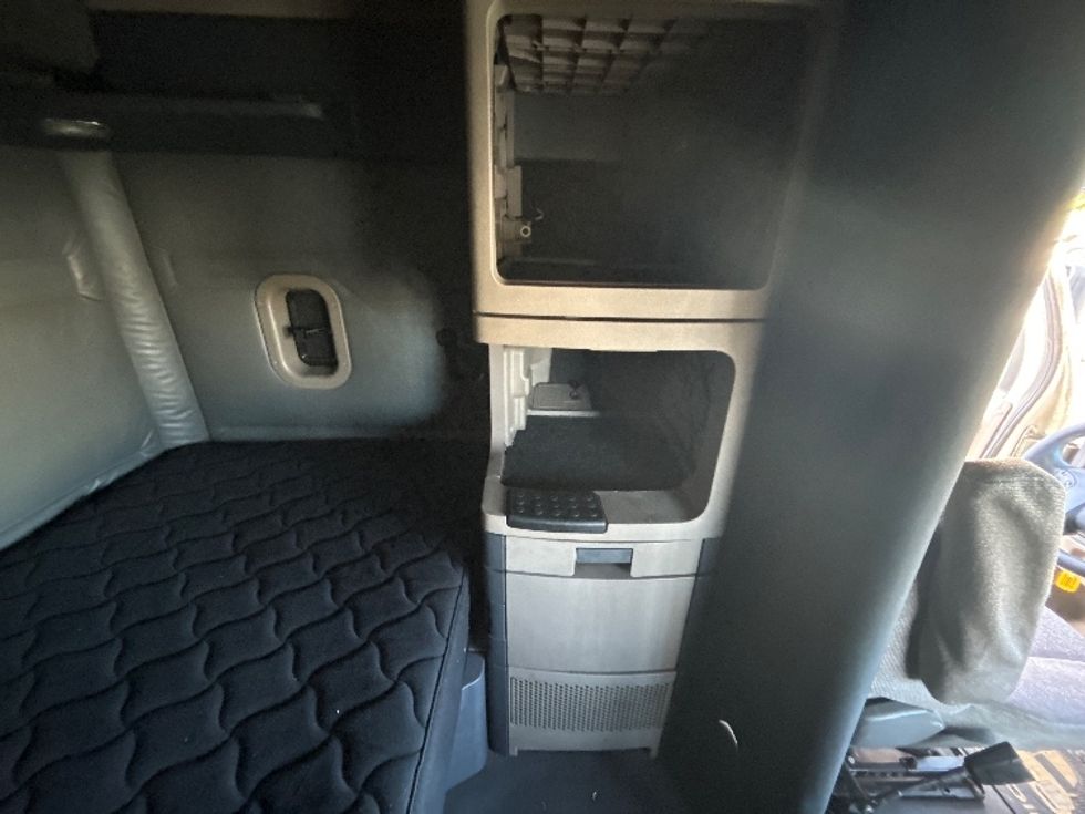 Sleeper Tractor-Heavy Duty Tractors-Freightliner-2018-Cascadia 12564ST-Fitchburg-MA-498,708\n\t\tmiles-$ 49,250 - Image 18