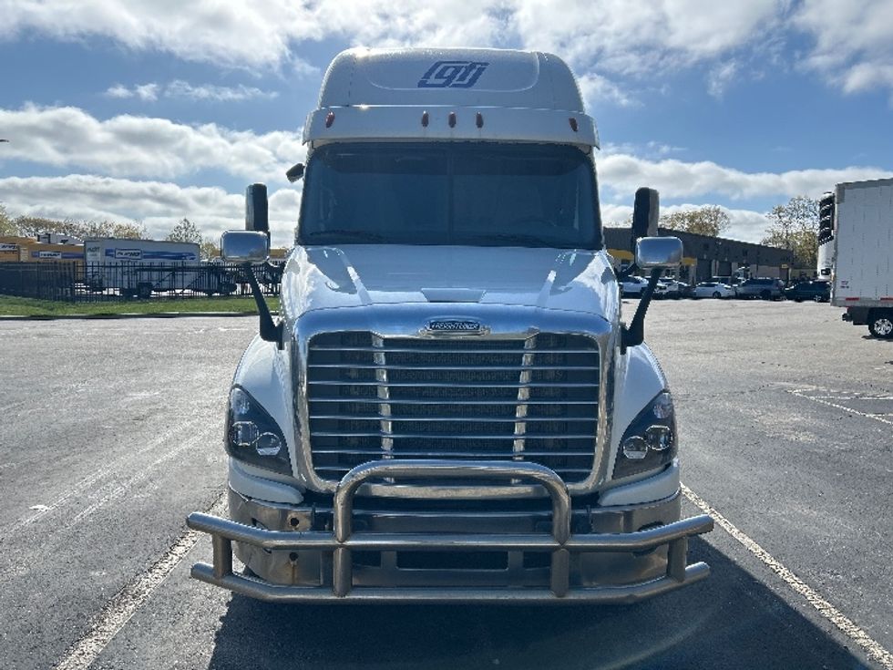 Sleeper Tractor-Heavy Duty Tractors-Freightliner-2018-Cascadia 12564ST-Fitchburg-MA-498,708\n\t\tmiles-$ 49,250 - Image 2