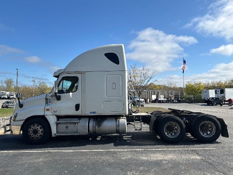 Sleeper Tractor-Heavy Duty Tractors-Freightliner-2018-Cascadia 12564ST-Fitchburg-MA-498,708\n\t\tmiles-$ 49,250 - Image 4