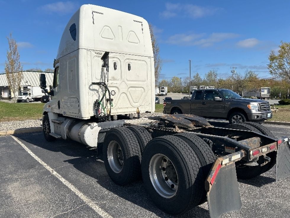 Sleeper Tractor-Heavy Duty Tractors-Freightliner-2018-Cascadia 12564ST-Fitchburg-MA-498,708\n\t\tmiles-$ 49,250 - Image 5