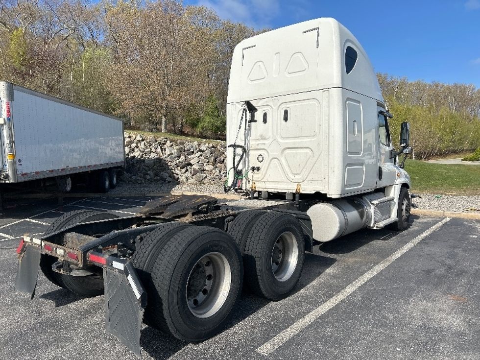 Sleeper Tractor-Heavy Duty Tractors-Freightliner-2018-Cascadia 12564ST-Fitchburg-MA-498,708\n\t\tmiles-$ 49,250 - Image 7