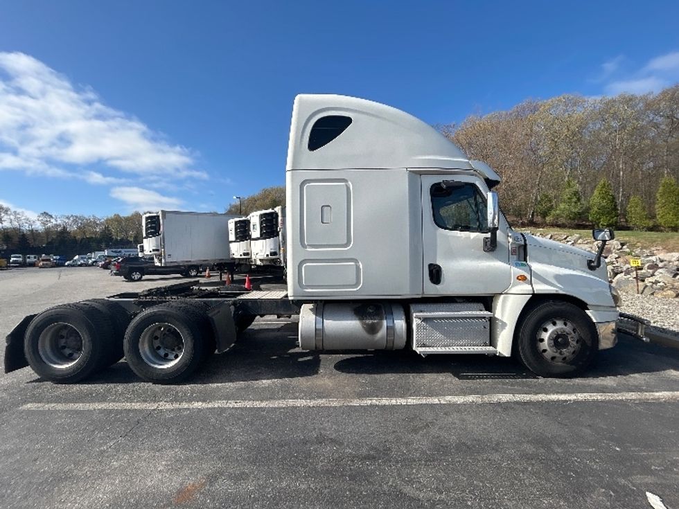 Sleeper Tractor-Heavy Duty Tractors-Freightliner-2018-Cascadia 12564ST-Fitchburg-MA-498,708\n\t\tmiles-$ 49,250 - Image 8