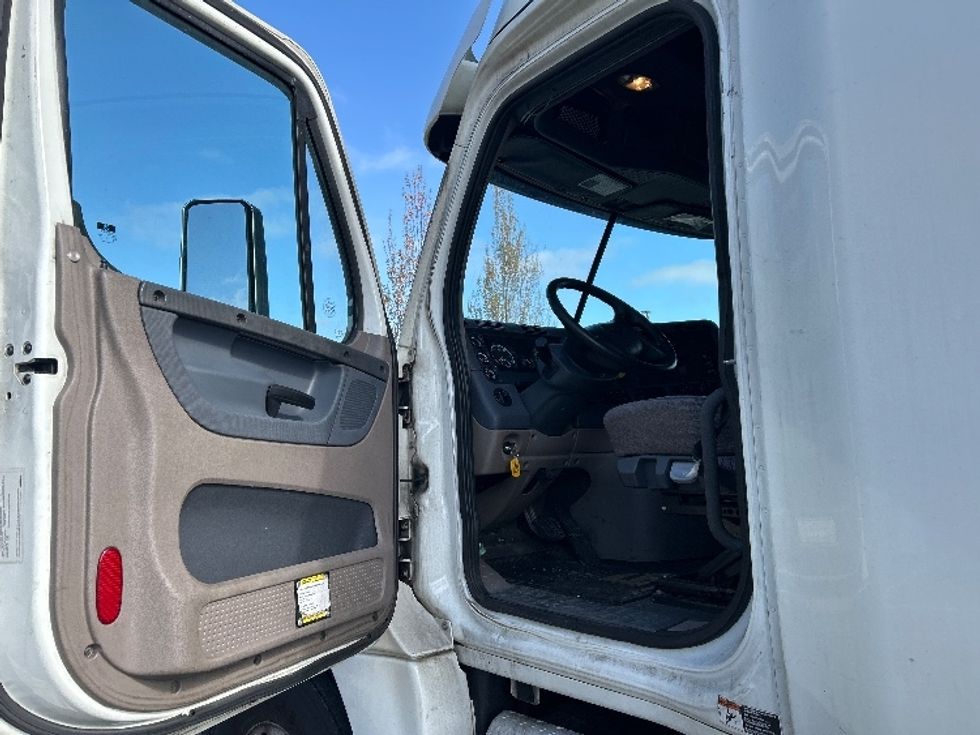 Sleeper Tractor-Heavy Duty Tractors-Freightliner-2018-Cascadia 12564ST-Fitchburg-MA-498,708\n\t\tmiles-$ 49,250 - Image 9