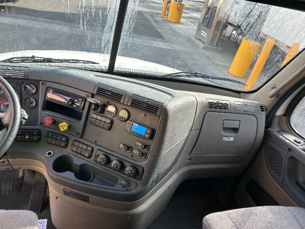 Sleeper Tractor-Heavy Duty Tractors-Freightliner-2018-Cascadia 12564ST-Fontana-CA-143,305\n\t\tmiles-$ 71,000 - Image 11