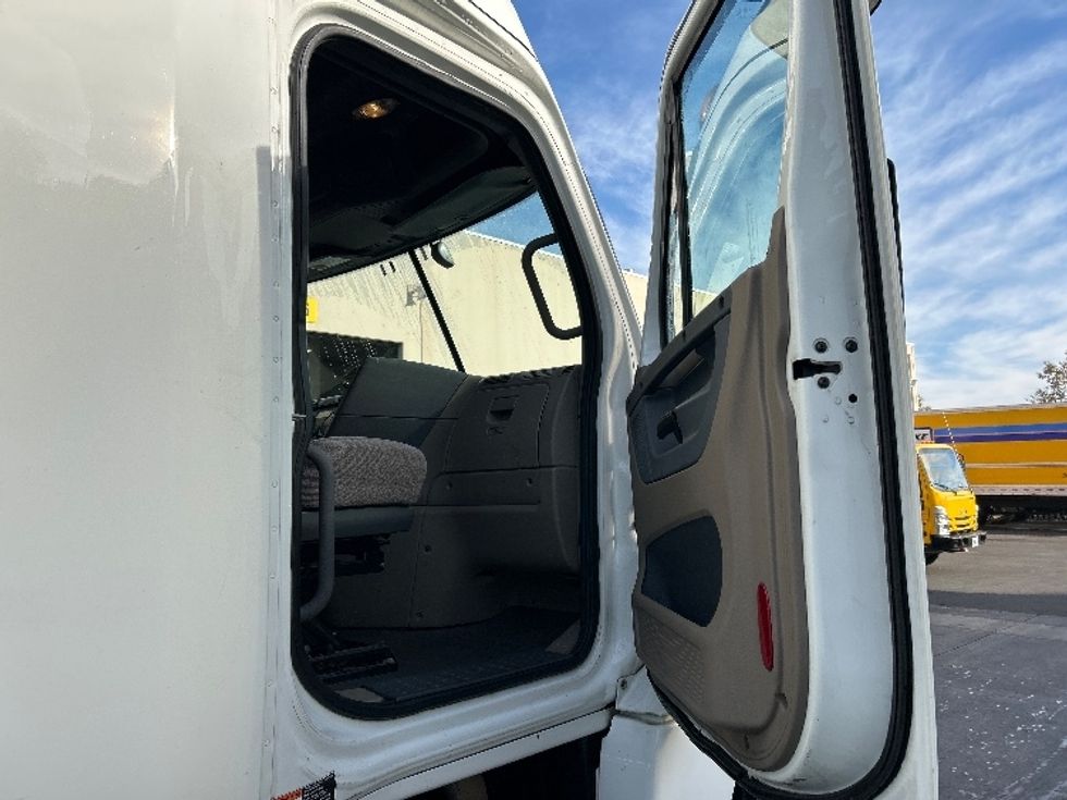 Sleeper Tractor-Heavy Duty Tractors-Freightliner-2018-Cascadia 12564ST-Fontana-CA-143,305\n\t\tmiles-$ 71,000 - Image 12