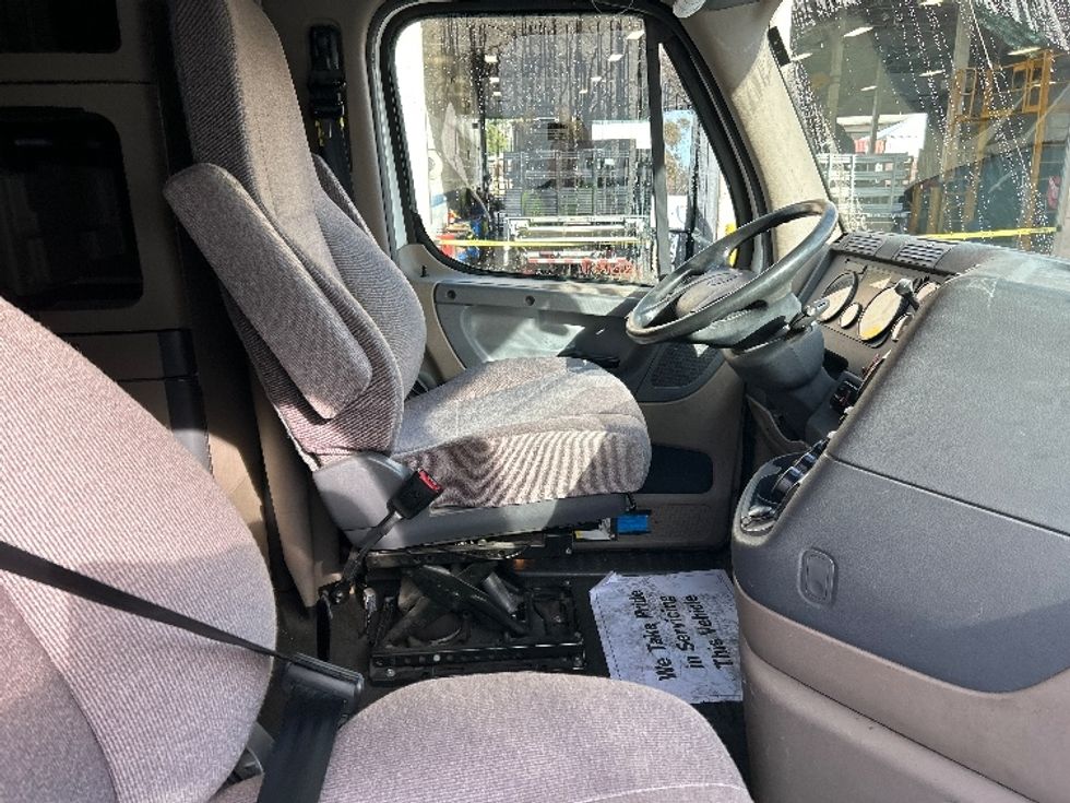 Sleeper Tractor-Heavy Duty Tractors-Freightliner-2018-Cascadia 12564ST-Fontana-CA-143,305\n\t\tmiles-$ 71,000 - Image 14