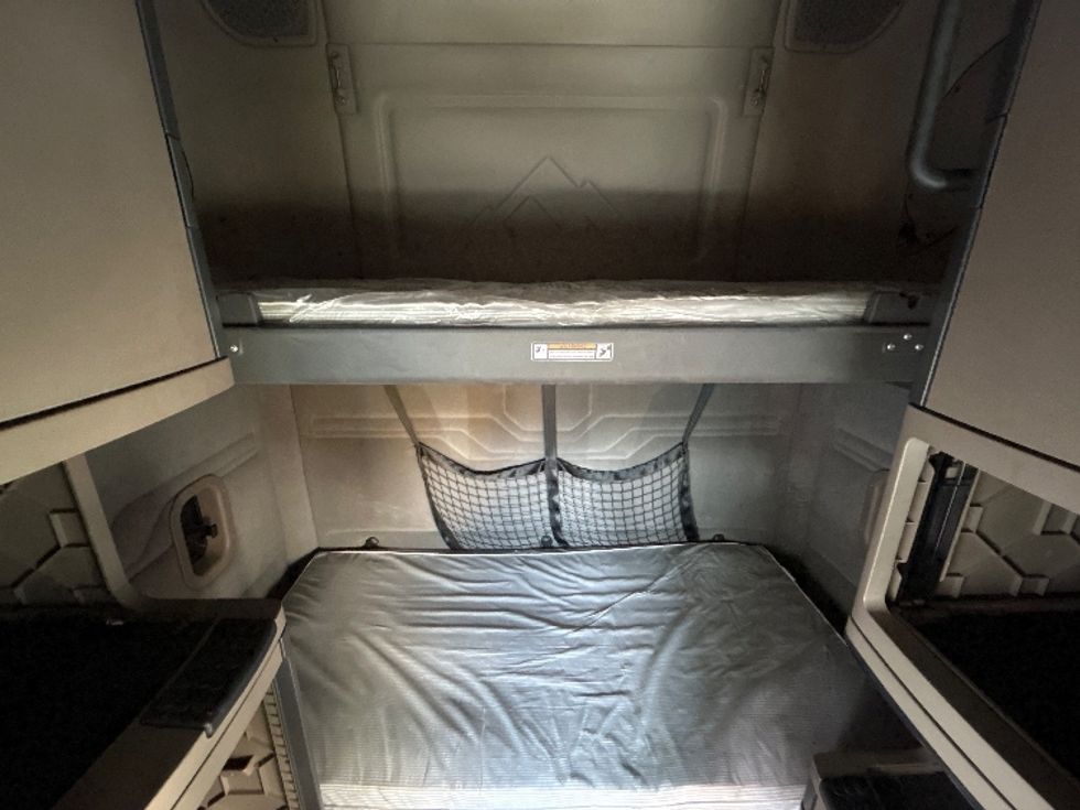 Sleeper Tractor-Heavy Duty Tractors-Freightliner-2018-Cascadia 12564ST-Fontana-CA-143,305\n\t\tmiles-$ 71,000 - Image 16