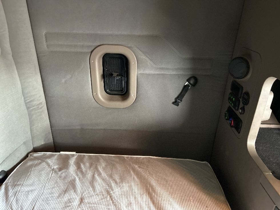 Sleeper Tractor-Heavy Duty Tractors-Freightliner-2018-Cascadia 12564ST-Fontana-CA-143,305\n\t\tmiles-$ 71,000 - Image 17