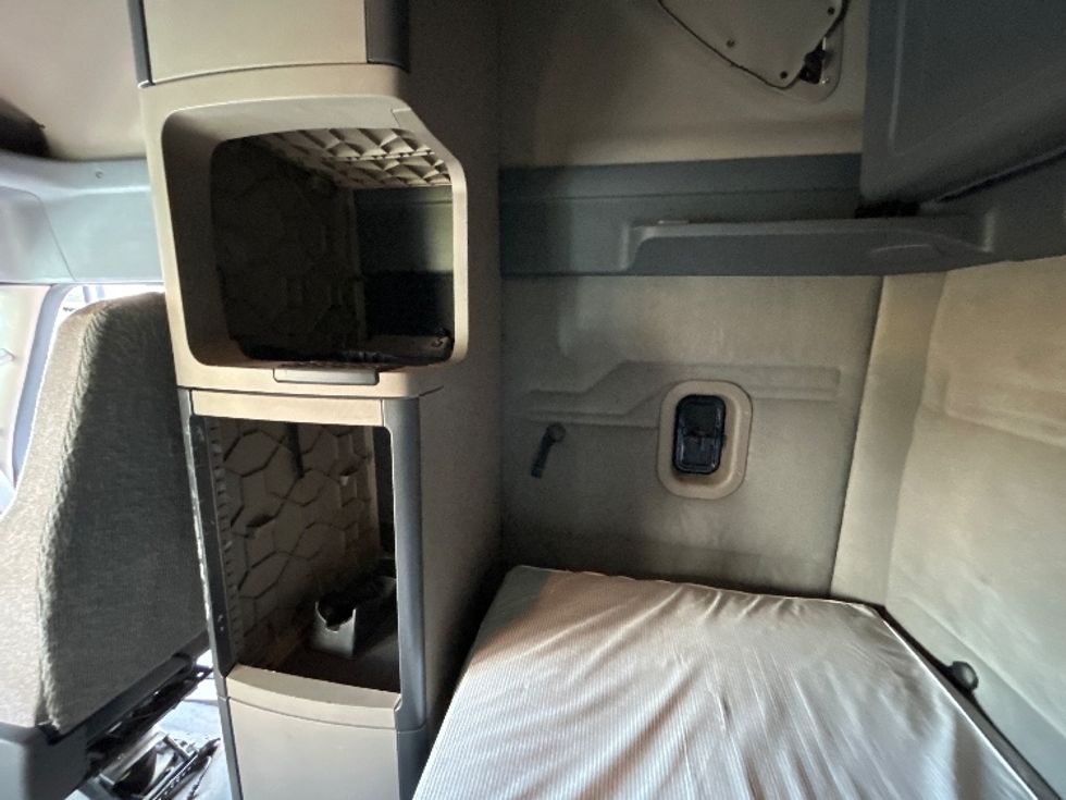 Sleeper Tractor-Heavy Duty Tractors-Freightliner-2018-Cascadia 12564ST-Fontana-CA-143,305\n\t\tmiles-$ 71,000 - Image 18