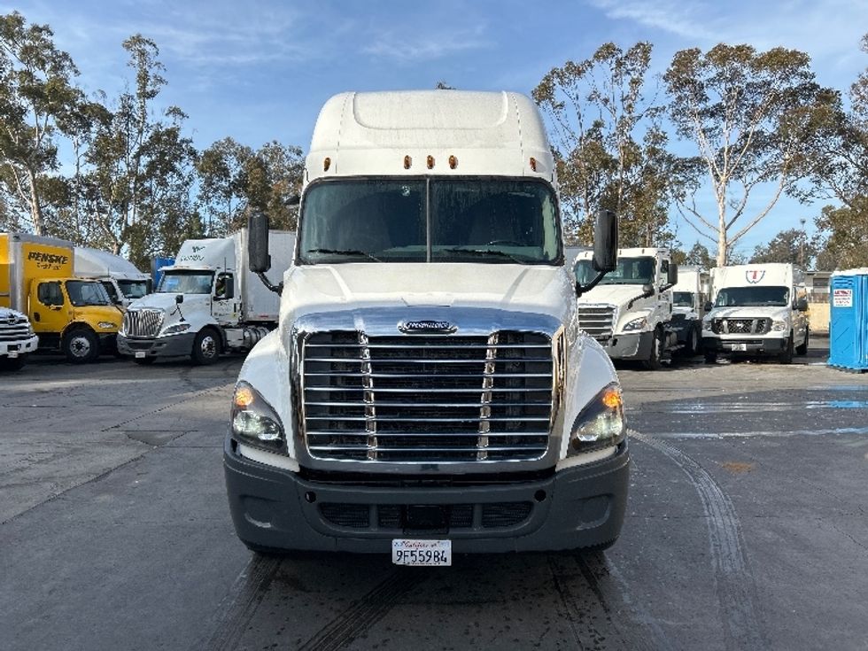 Sleeper Tractor-Heavy Duty Tractors-Freightliner-2018-Cascadia 12564ST-Fontana-CA-143,305\n\t\tmiles-$ 71,000 - Image 2