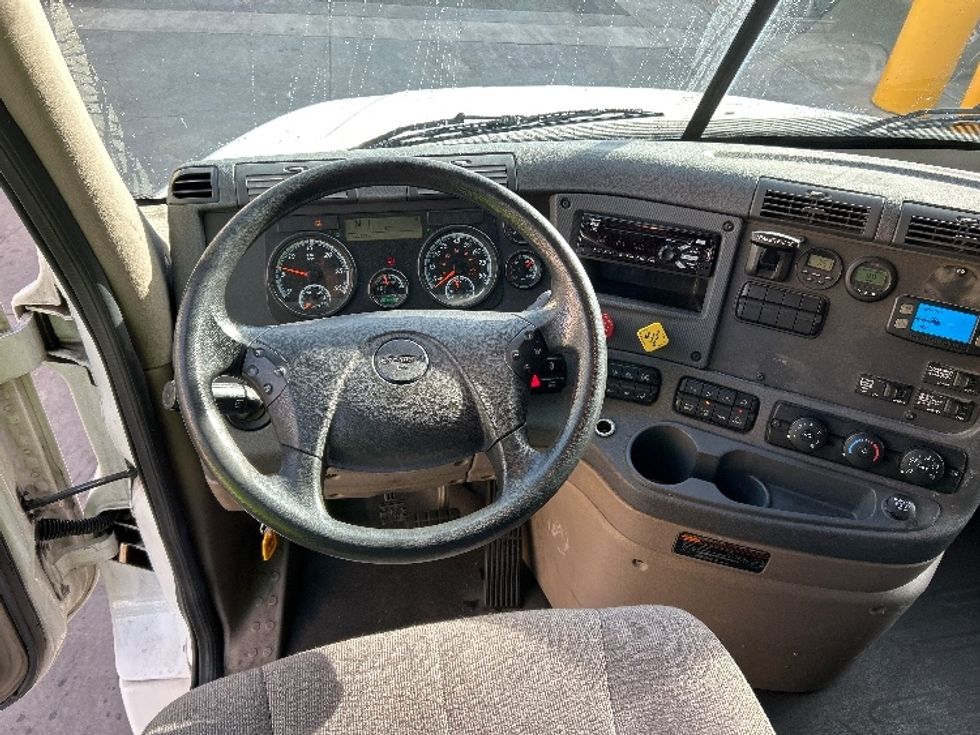 Sleeper Tractor-Heavy Duty Tractors-Freightliner-2018-Cascadia 12564ST-Fontana-CA-143,305\n\t\tmiles-$ 71,000 - Image 21
