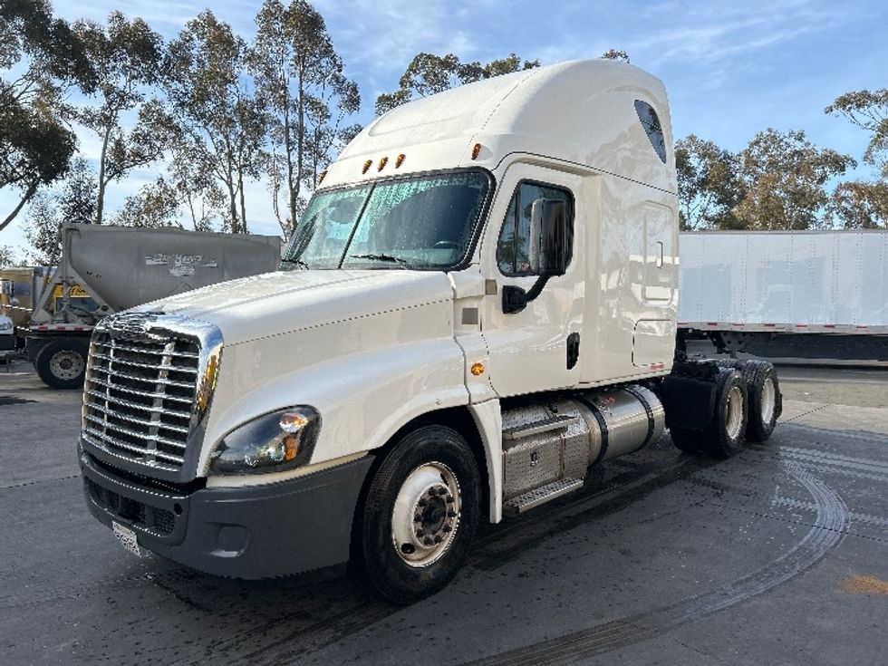 Sleeper Tractor-Heavy Duty Tractors-Freightliner-2018-Cascadia 12564ST-Fontana-CA-143,305\n\t\tmiles-$ 71,000 - Image 3